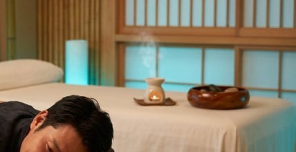 京都メンズエステThe 美魔女で施術を受けるビジネスマン